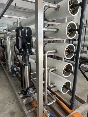 Guter Preis SS304 Umkehrosmose-Wasseraufbereitungssystem mit Filmtec Membran Effizienz Industrial RO System Online