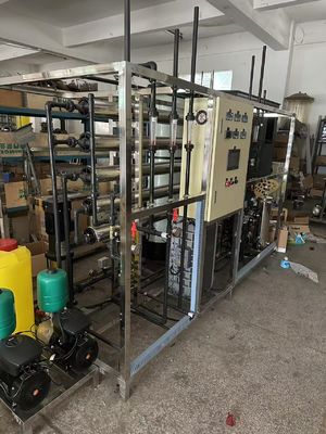 Guter Preis Grundfos-Pumpen und UPVC/SS304 angebrachte EDI-Wasserbehandlung mit Filmtec/Toray-Membran Online